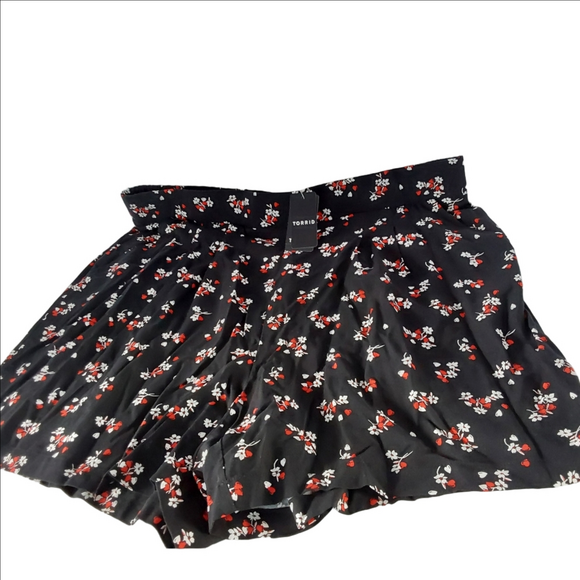 torrid Pants - Torrid Black with Red and White Floral Design Shorts 2